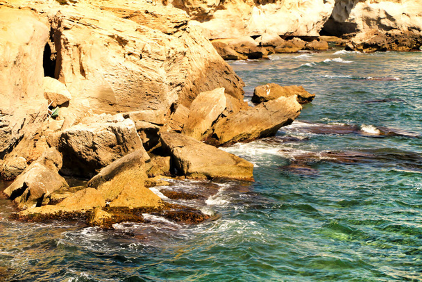 Скеля скам "янілих дюн на пляжі Лос - Ескаллос у Кабо - де - Гата (Альмерія, Іспанія). - Фото, зображення