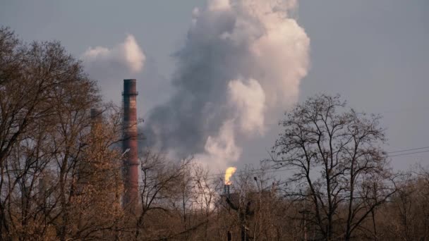 Grande nube di vapore bianco da tubi di fabbrica su uno sfondo cielo blu. Problema ambientale globale dell'inquinamento atmosferico e naturale causato dagli impianti delle industrie pesanti. - Filmati, video