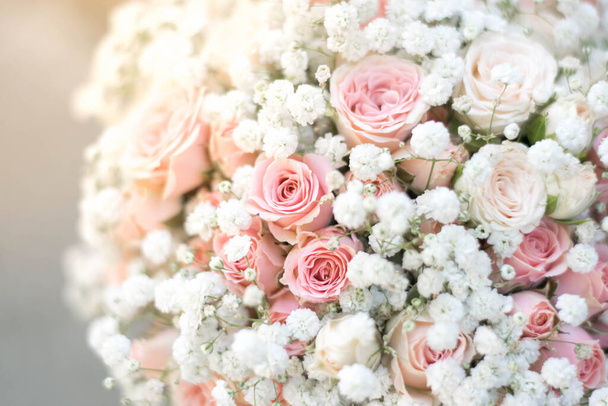 ジプシーとピンクのスプレーバラの花の結婚式の花束を閉じます。白とピンクのウェディング花束。石灰色の背景. - 写真・画像