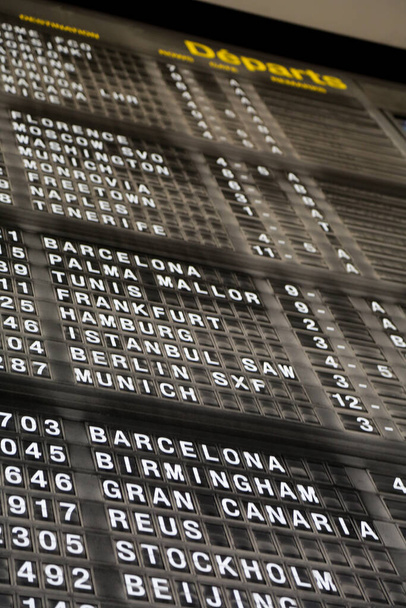 Πίνακας αναχώρησης αεροδρομίου στον τερματικό σταθμό με πληροφορίες πτήσης - Φωτογραφία, εικόνα
