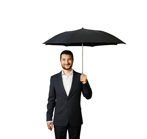 sonriente hombre de negocios bajo paraguas
 - Foto, imagen