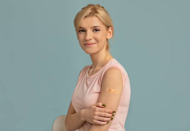 Ich habe meinen Covid-19-Impfstoff bekommen. Glückliche Frau zeigt geimpften Arm nach antiviraler Injektion zum Coronavirus-Schutz - Foto, Bild