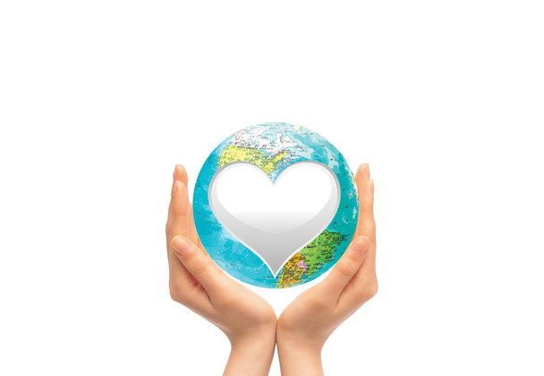 zwei Hände und Globus mit einem schönen Herzen - Foto, Bild