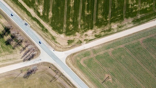 Aerial view of highway in city. Cars crossing interchange overpass. Highway interchange with traffic. Aerial bird's eye photo of highway. Expressway. Road junctions. Car passing. Top view from above. drone shot - Fotografie, Obrázek