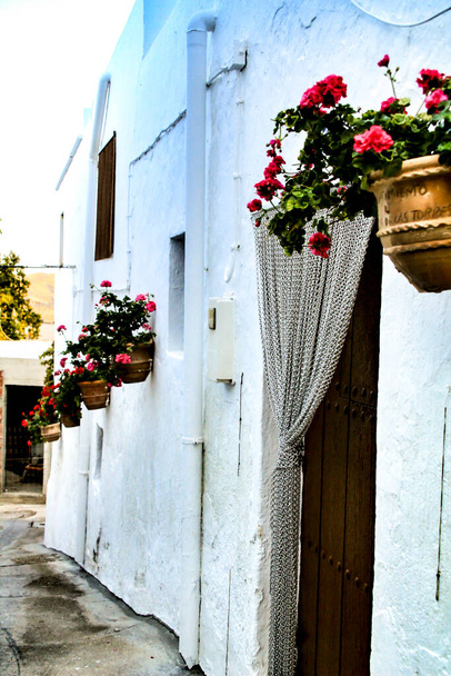Úzké ulice a bílé fasády Lucainena de Las Torres, Almeria, Španělsko - Fotografie, Obrázek