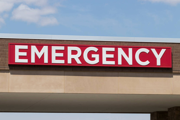 Červená cedule nouzového vstupu do místní nemocnice - Fotografie, Obrázek