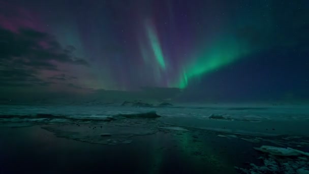 Aurores boréales au-dessus de la lagune du glacier Jokulsarlon, Islande
 - Séquence, vidéo