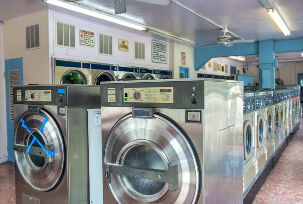 Lavadoras profesionales en la lavandería de autoservicio. Lavadoras industriales. - Foto, Imagen