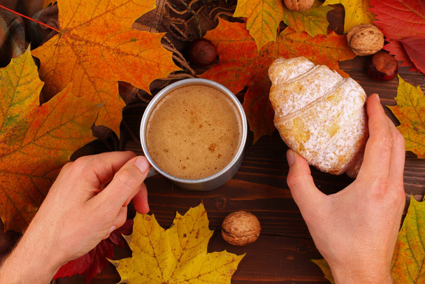 Jesienna martwa natura z filiżanką cappuccino i rogalikiem - Zdjęcie, obraz