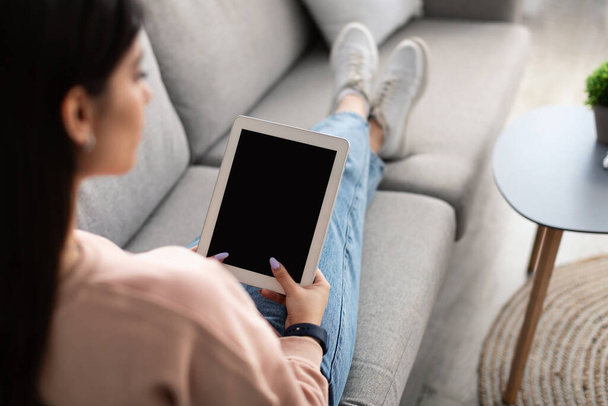 Digitális tablettát használó nő üres képernyővel, mockup - Fotó, kép