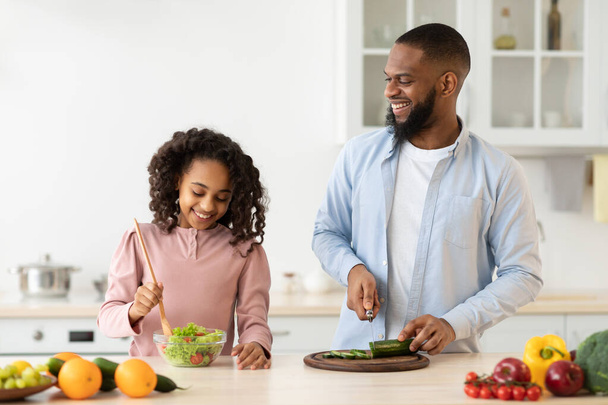 Afro-americano pai e filha cozinhar saborosa salada fresca - Foto, Imagem