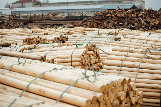 木材加工工場の倉庫。ログの束は保管され輸送の準備ができています。多くの加工された滑らかな木の棒は - 写真・画像