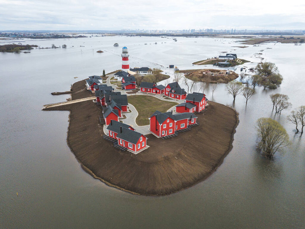 Lente, overstroming, Oka overstroomde haar oevers. Het Fishing village hotel in de buurt van Ryazan stad. Rusland - Foto, afbeelding