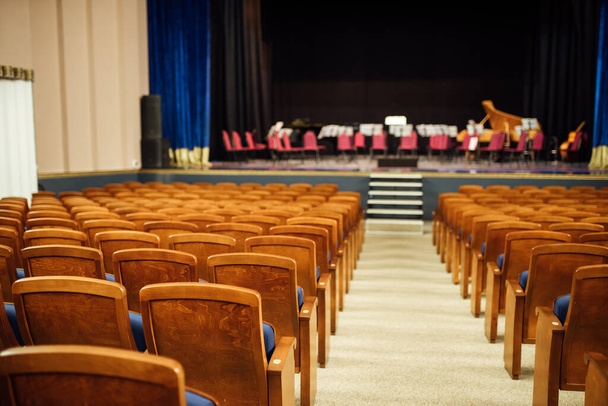 Boş bir konser salonu. Seyirciler tarafından boş koltuklar. Sahnede müzik aletleri orkestrayı bekliyor. Konserden önce müzik salonu - Fotoğraf, Görsel