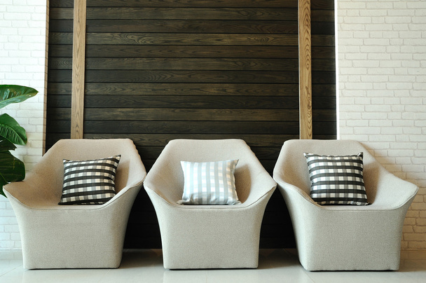 Cadeiras modernas e travesseiro encosto
 - Foto, Imagem