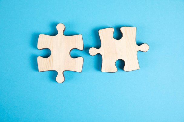 zwei Puzzleteile auf blauem Hintergrund - Foto, Bild