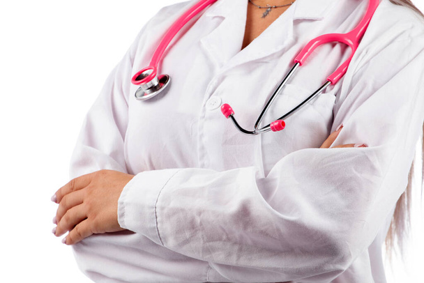 giovane bella donna medico con stetoscopio rosa su uno sfondo bianco. - Foto, immagini
