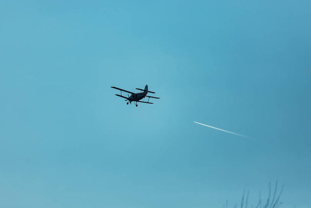 Ein Sportflugzeug fliegt hoch in den Himmel. Ein Passagierflugzeug zum Fallschirmspringen fliegt dem Betrachter über den Kopf - Foto, Bild