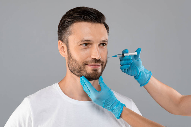 Jóképű férfi kap kozmetikai injekciók szalonban - Fotó, kép