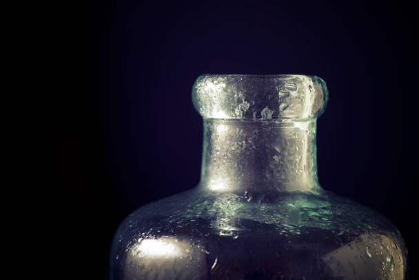 Close-up de uma garrafa de vidro. - Foto, Imagem