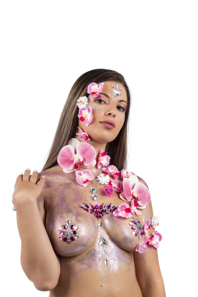 Mulher com belas obras de arte de pintura corporal e flores em seu peito nu, um conceito que ajuda contra a consciência do câncer de mama e a libertação das mulheres. - Foto, Imagem