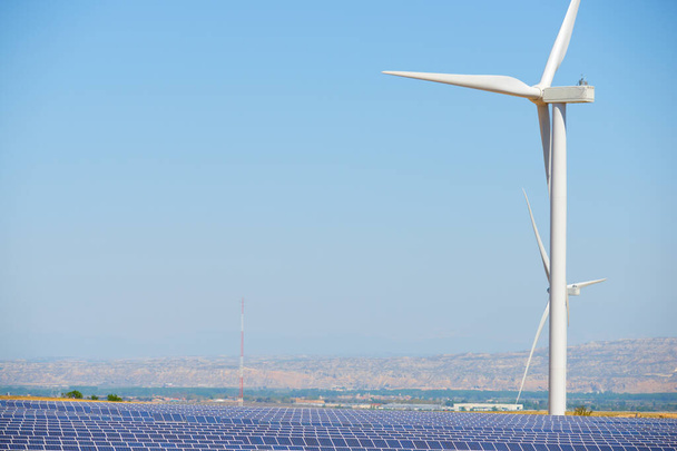サラゴサ県、アラゴン州、スペインの電気生産と風車のための多くのソーラーパネル. - 写真・画像