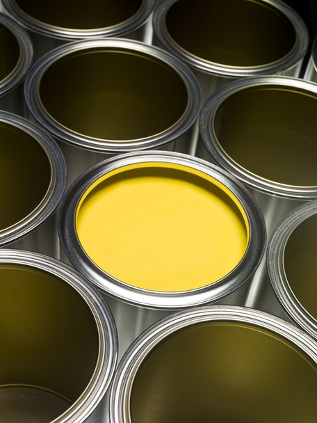 Краска банки полный кадр с желтой краской в одном из них
 - Фото, изображение