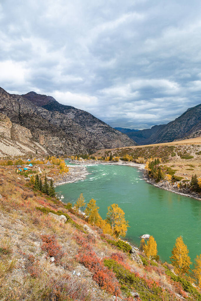 Scenic views of Turquoise Katun river and Altai mountains in autumn. Altai Republic, Russia. Autumn nature landscape. - Foto, afbeelding
