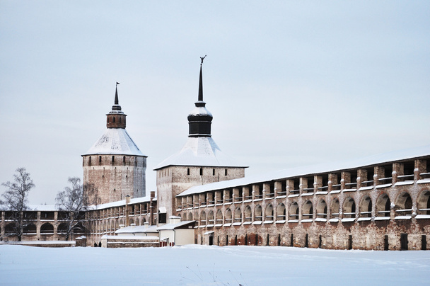 weergave van muren en torens van kirillo-belozersky klooster gelegen op de binnenkant, Rusland - Foto, afbeelding
