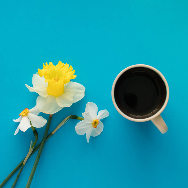 Romantisches Kaffeetrinken mit Frühlingsblumen auf blauem Hintergrund - Foto, Bild