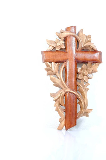 Una hermosa cruz de madera hecha a mano sobre un fondo blanco  - Foto, Imagen