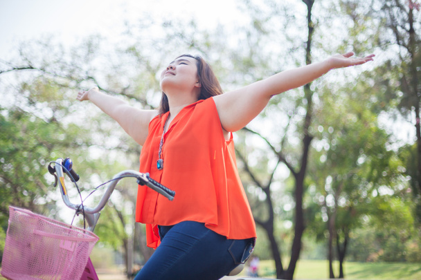 šťastný tukové žena pózuje s kol - Fotografie, Obrázek