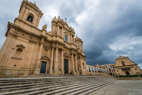 Вигляд Римо-католицького собору в старій частині міста Ното (Сицилія, Італія). - Фото, зображення