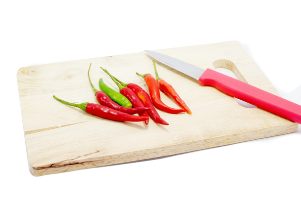 Punainen chili veitsellä puinen leikkuulauta valkoinen
 - Valokuva, kuva