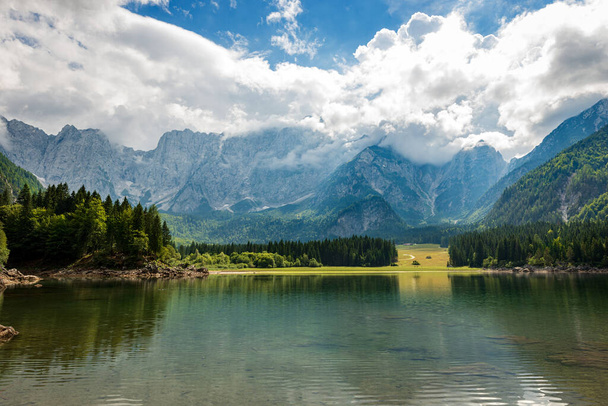 Μικρή λίμνη Fusine (Lago Superiore di Fusine) και η οροσειρά του βουνού Mangart, Julian Alps, Tarvisio, επαρχία Udine, Friuli Venezia Giulia, Ιταλία, Ευρώπη. - Φωτογραφία, εικόνα