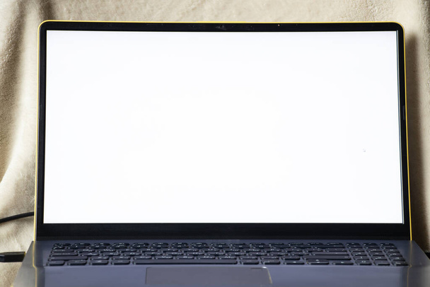 laptop με λευκή οθόνη σε κόκκινο φόντο από κοντά - Φωτογραφία, εικόνα