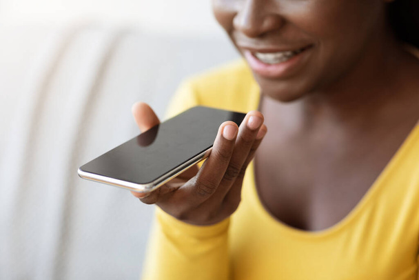 Wiadomość głosowa. Radosny czarny dama za pomocą smartfona Wysyłanie wiadomości audio w domu - Zdjęcie, obraz
