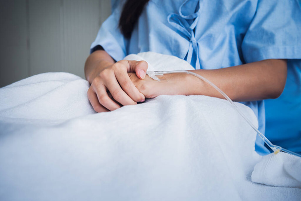 Закрыть изображения руки пациента, которая имеет солевое соло прикреплен к задней части руки, в больнице концепции здравоохранения и медицинского страхования - Фото, изображение