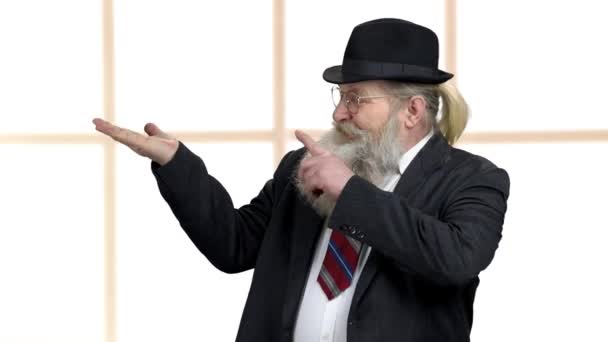 Зрелый бизнесмен показывает копировальное пространство руками - Кадры, видео