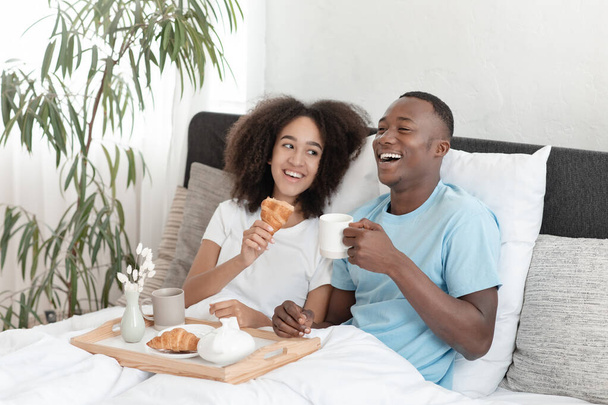 Verliebtes Paar frühstückt im Bett während der Flitterwochen in Covid-19 und genießt die Ruhe - Foto, Bild