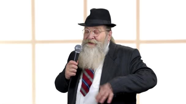 Senior bearded showman talking into microphone. - Séquence, vidéo