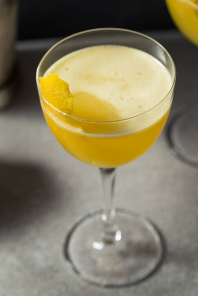 Boozy Refreshing White Negroni Lemon Daiquiri with a Garnish - Foto, afbeelding
