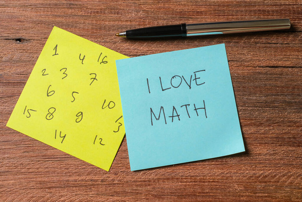 Sayılarla yazılmış bir not ve tahta tahtaya matematiği seviyorum. - Fotoğraf, Görsel