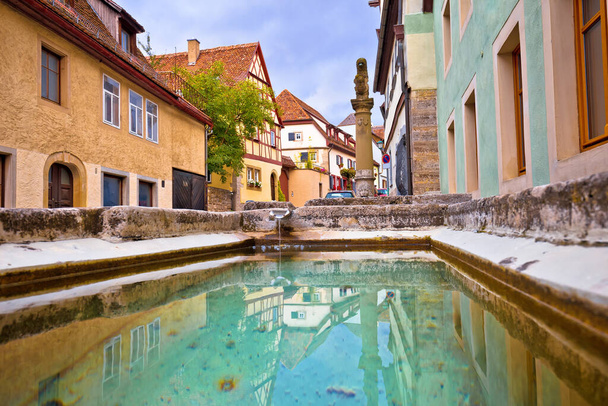 Idylliczne Niemcy. Kolorowa ulica i fontanna w średniowiecznym niemieckim mieście Rothenburg ob der Tauber widok. Region Bawarii w Niemczech - Zdjęcie, obraz