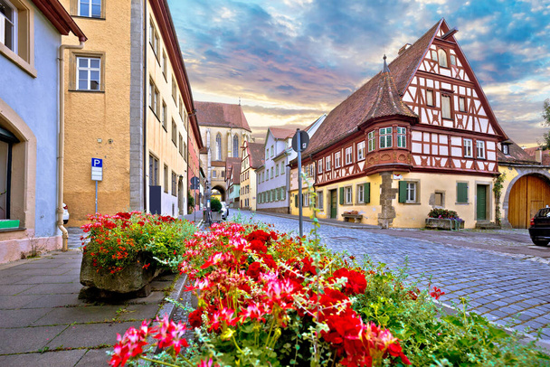 L'Allemagne idyllique. Rue pavée dans la ville médiévale allemande de Rothenburg ob der Tauber vue. Région Bavière d'Allemagne - Photo, image
