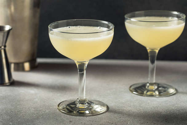 Refreshing Cold Corpse Reviver No 2 Cocktail with Gin - Фото, зображення