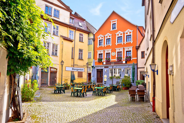 Cevap ver. Ansbach 'ın eski bir kasabası bira bahçesi ve sokak manzarası, Alman bölgesinin Bavyera bölgesi. - Fotoğraf, Görsel