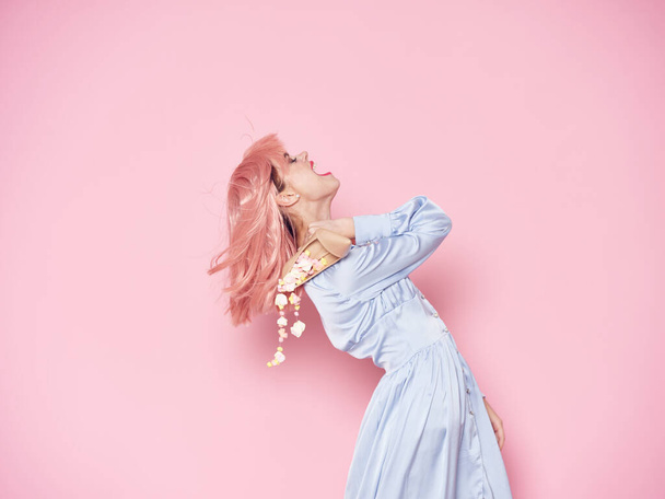χαρούμενη γυναίκα ροζ μαλλιά και γλυκά γλυκά πολυτελή συναισθήματα Studio - Φωτογραφία, εικόνα