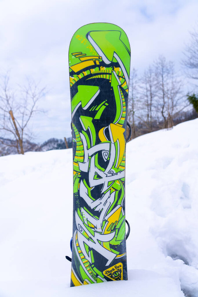 Het snowboard ligt in de sneeuw - Foto, afbeelding