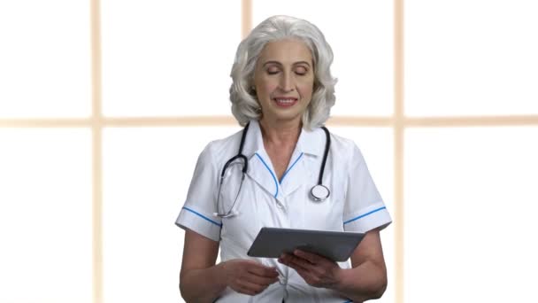 Женщина-врач с помощью цифрового планшета. - Кадры, видео